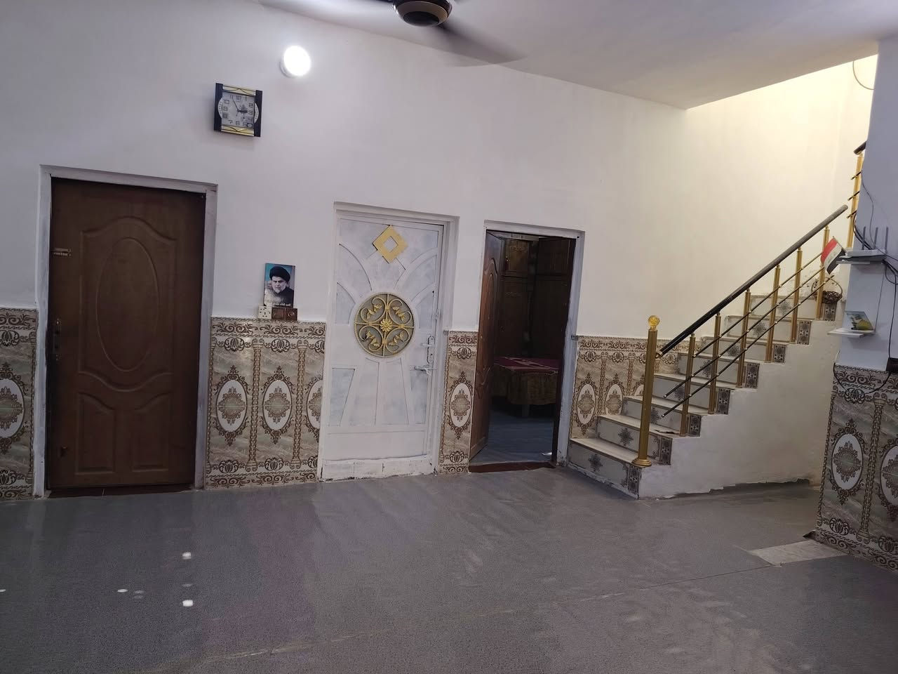 سلام عليكم بيت للبيع بل تقيه ثالثه قرب مجمع روان مساحته ٢٠٠بي غرفتين وصاله ومطبخ وبراني عكاده بناءبلوك سعر ٧٠ بي مجال جاهز لسكن *********** @***********
