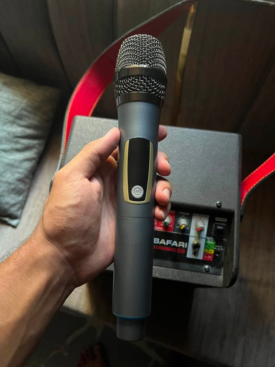 السلام عليكم سماعه senprint
* 🔹 بلوتوث (Bluetooth)

* 🔹 تشغيل USB.

* 🔹 مدخلين للمايك (MIC 1 وMIC 2).

* 🔹 مدخل Line In.

* 🔹 مؤثر Echo مع تحكم بالسرعة والتكرار.

* 🔹 تحكم بالنغمة (Tone).

* 🔹 بطارية داخلية قابلة للشحن مع مؤشر لمستوى البطارية.

* 🔹 مخرج Speaker Out لتوصيل سبيكر إضافي

سعرها 300 الف وبيها مجال مكاني كربلاء ***********
