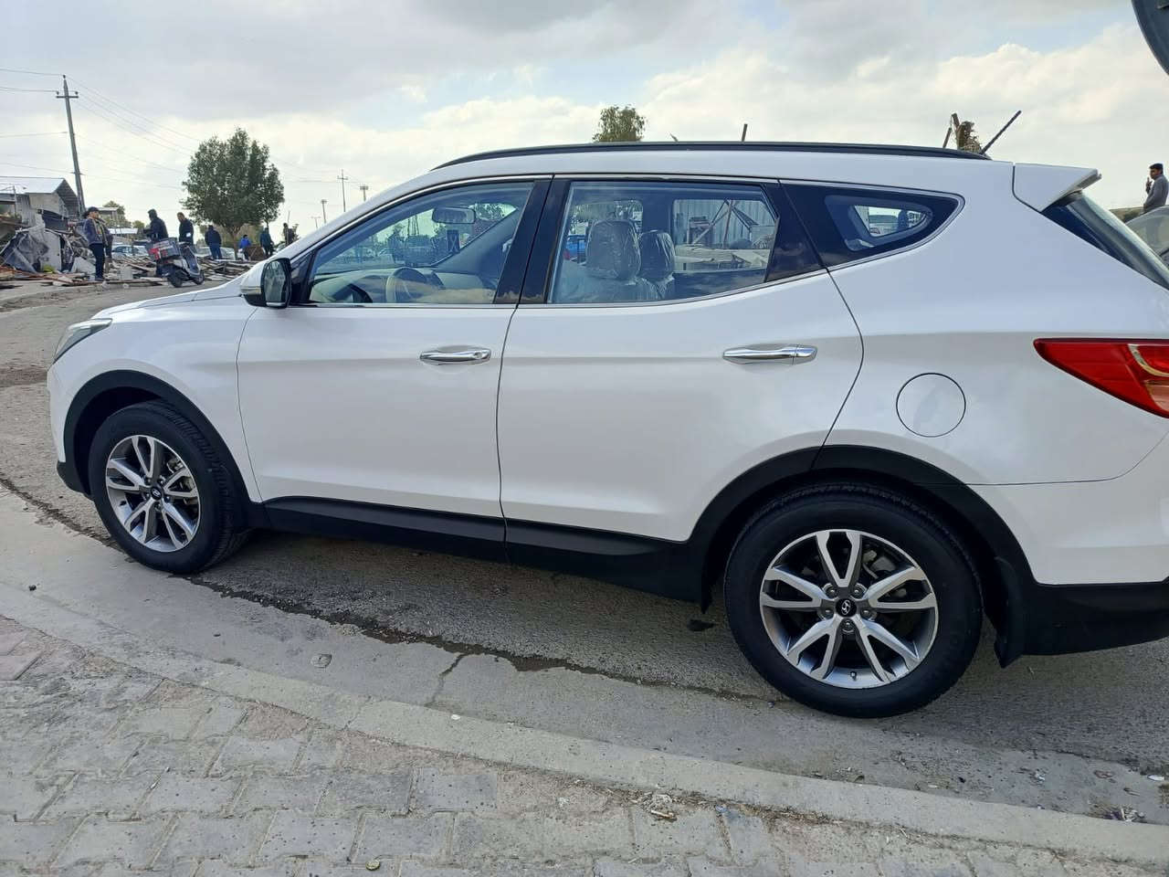 هونداي سنتافي خليجي موديل2015محرك2400 رقم سنويه هزه جديد بسمنه سياره مكفوله من ضرر بدون صبغ بدون تبديل سياره مال جناي سعر160$شويه بي مجال***********/***********مكان سياره كركوك
