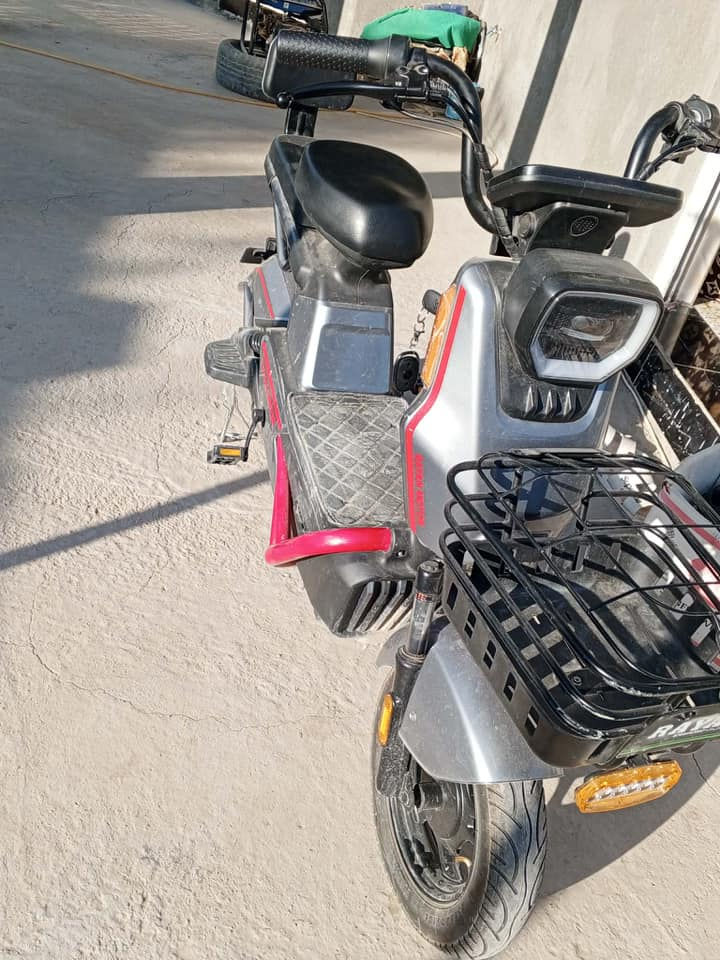 دراجه شحن موديل 2026 الدراجه الشكل رياضي والدراجه خير من الله مستخدم 10 أيام 
السعر 350
للستفسار ‭0773 558 5283‬
