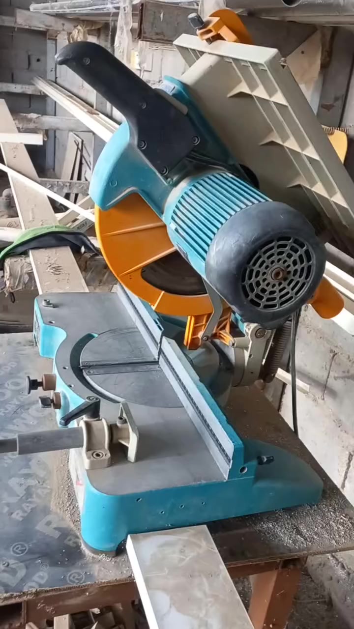 كتر يلمز +معواجة مترين وعشرة شرط نضافة فول  +ميز عمل +
ميز كتر +رفوف بليت .دريل شد نوع توتال+دريل عمل ال جي .كوسرة .منشار كهربائي للإستفسار ***********
