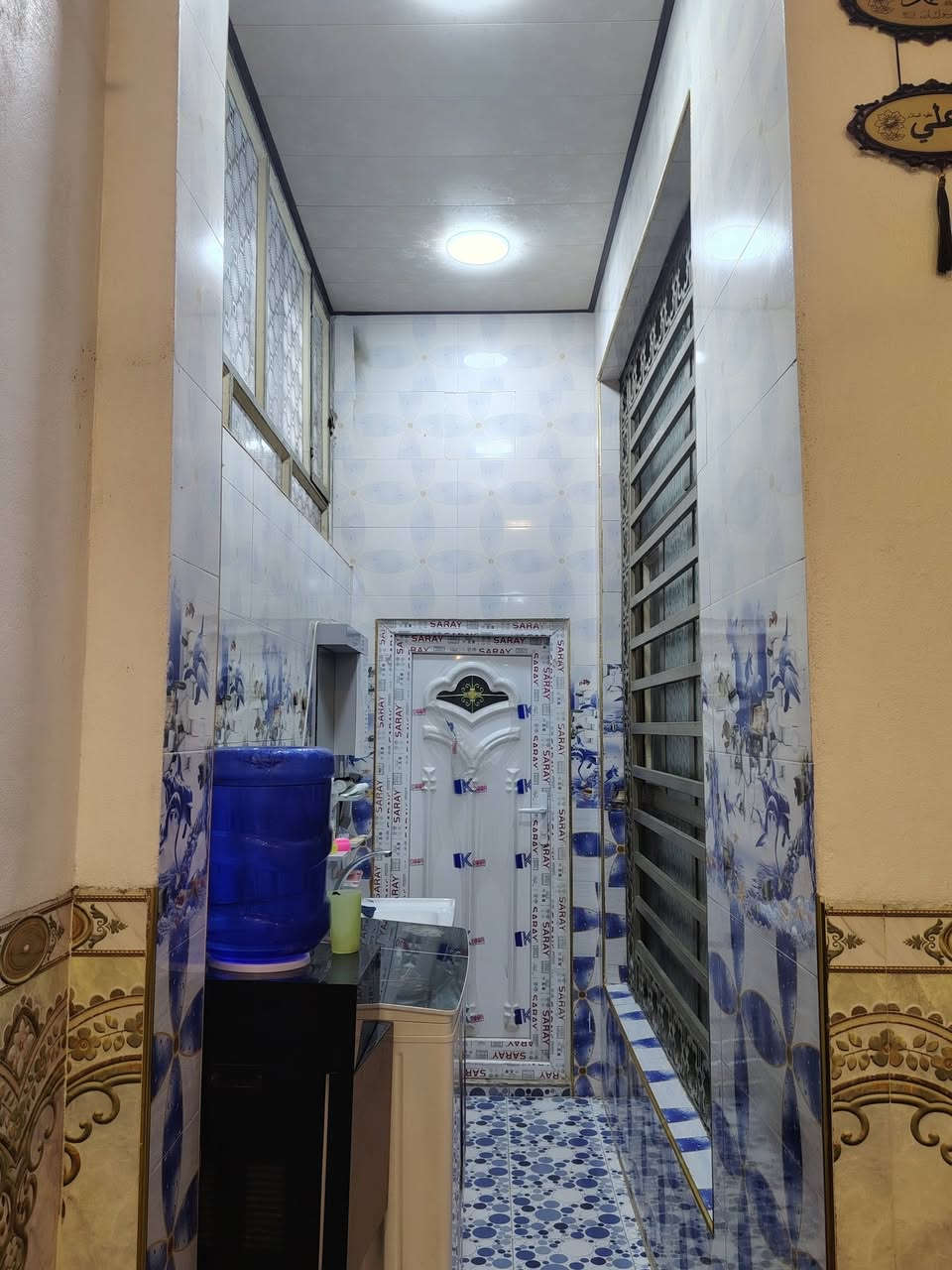 بيت مساحته 125 متر
طريق النجف مقابل الشقق السكنيه حي الإمام الصادق الثاني
بناء درجه اولى طابقين غرفتين فوك وجوه
وصاله ومطبخ واستقبال وصحيات داخليه او خارجيه
***********
واس اب غير متوفر
فقط اتصال
