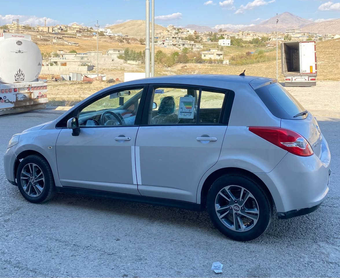نیسان تیدا 2009 سلفەر تۆماتیک خەلیجی ناو زەرد جام کارەبای فۆرمیکە گێج زینۆ ویل کەپ تای نوێیە  بێ بۆیاخ بێ جەمپە تەنها کەمێک کالبونەوەی هەیە بەناوی خۆمە نرخی 84$ مەجالی کەم  
ژمارەی خاوەنی :*********** أربيل, العراق
