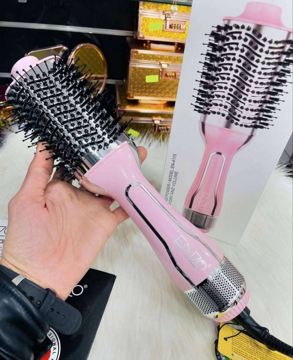 فرشه شسوار حراري ماركه انزو الشكل الجديد تصميم ايطالي 😍🔥

القوة الكهربائية: 1000 واط — قوة كافية لتجفيف وتصفيف الشعر بسرعة جيدة. �
📌 الجهد: 220–240 فولت — مناسب لمعظم المنازل. �
📌 مصدر الهواء: هواء ساخن + تجفيف وتصفيف في نفس الوقت (“One Step”). �
📌 إعدادات حرارة: 3 مستويات (حار – متوسط – بارد) لتناسب أنواع الشعر المختلفة. �
📌 مادة الفرشاة: طلاء سيراميك يحمي الشعر من حرارة مفرطة ويوزع الحرارة بشكل متساوي. �
📌 تقنية الأيونات السالبة: تقلل من التجعد والكهرباء الساكنة وتزيد لمعان الشعر. �
📌 سلك دوار 360°: لتسهيل التحكم والحركة أثناء التصفيف بدون تشابك السلك. �
📌 اللون: الوردي كما موضح بالصوره 

السعر : 25 فقط😍


**إذا كنت صاحب هذا الإعلان وتريد حذفه لأي سبب، رجاءا أرسل رسالة إلى الدعم الفني**