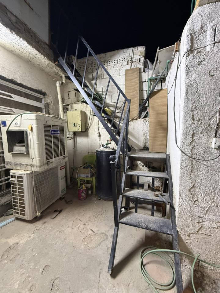 السلام عليكم 
بيت للبيع مساحتة 100 متر
يحتوي ؏ كراج وحمام خارجي 
واستقبال ومطبخ وغرفة نظام سويت حمام ومنور

الموقع 
البلديات شارع الكهرباء 
شارع الشريط بالفرع المقابيل مدرسة الافنان الاهلية
السعر 55 وبي مجال 

للتواصل متوفر واتساب
  ***********
