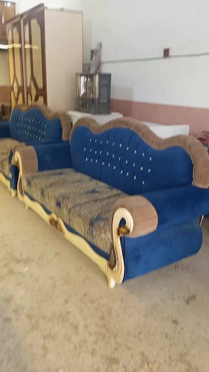 تخم ملكي
10 مقعد
مجمع وسام الشريفي
شارع المحكمه
***********
ع
