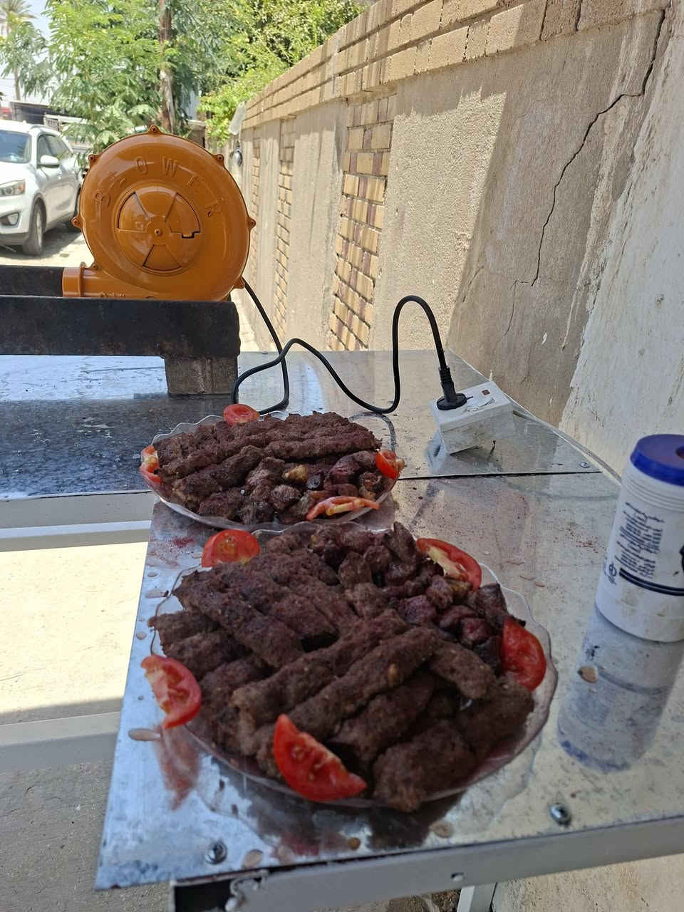 تعلن مشويات علي عبيد عن إفتتاح محلنا الجديد الكائن في شارع الكازينوات مجاور خالد الكصاب ويتوفر لدينا عروض كالآتي: كيلوا كباب دجاج ذبح 10 الف ففط 
كيلوا تكة دجاج ذبح 11 آلف ففط 
كيلوا كباب لحم 17 الف 
يوصلكم صينية كامله ويتوفر لدينا خدمة توصيل عالارقام التاليه:
***********
***********
