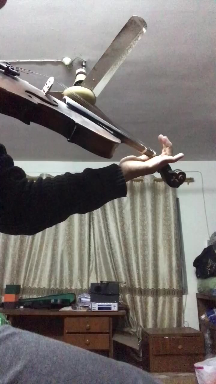 كمان چيكي سلفاكي احترافي اصلي /عمره ثمانين سنه السعر على الخاص ***********
