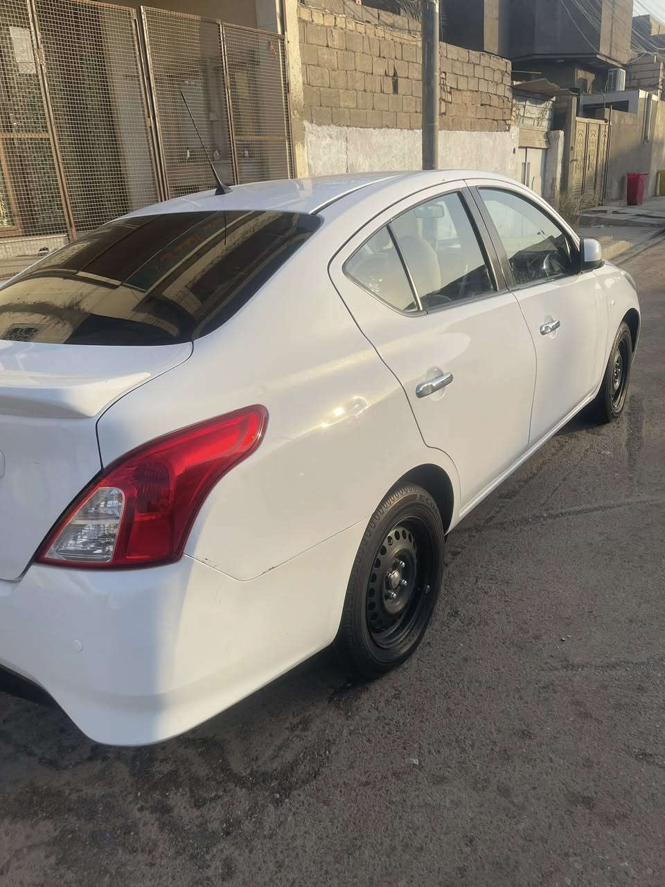 السلام عليكم                                                      نيسان صني هندي مديل 2022 
سياره مكفوله من الظربه والصبغ ماعده رصعات بل صندوق وبل جاملغ الخلفي مبينه بل صوه ماشيه 77 km حقيقي 
المكان البصره_المعقل رجاً مو شراي لا تدخل وتعبني 
الرقم للتواصل واتساب ***********
