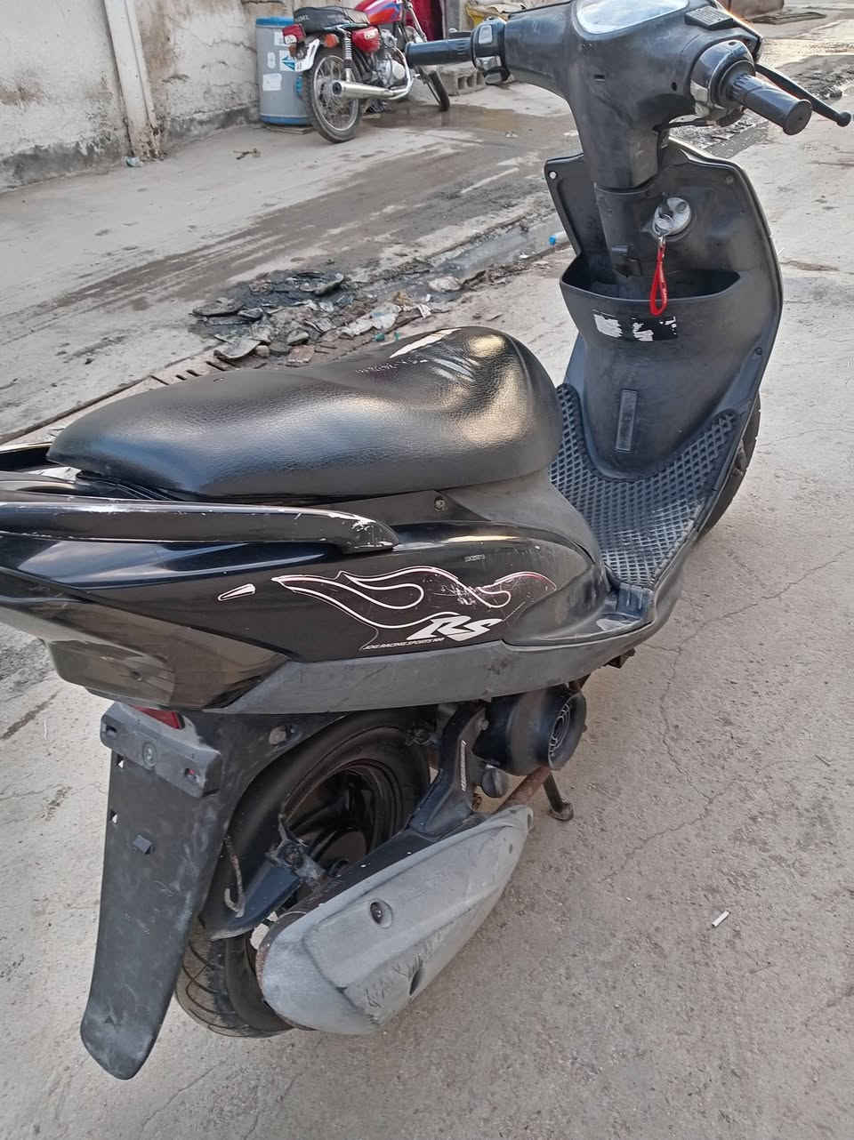 سلام عليكم دراجة ماكس عدلة البيع مكفلة كفالة عامة ختم واحد وية المحرك خير من الله سعر  850 بيها مجال مكان مسيب استفسار الرقم ***********
