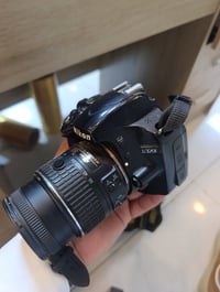 كامرة نيكون 3200 كاملة فول مابيها كل نقص  سعر 250 الف  مكاني الشعب 077...