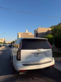 كاديلاك اسكاليد موديل2023 بدون رقم منفيس بسمي سيارة بيها قطع صبغ ابيع ...