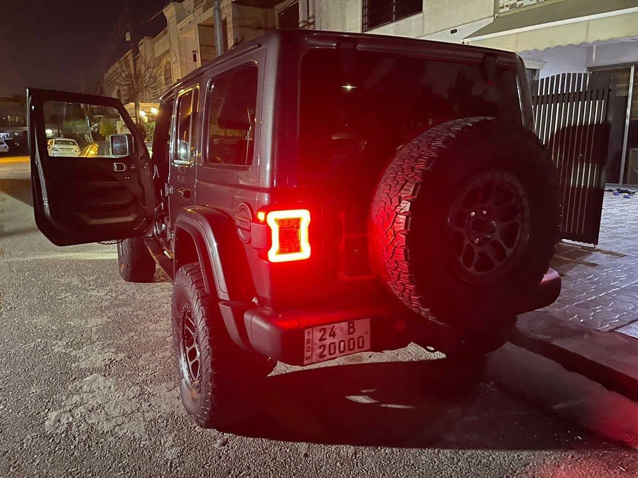 جيب رانگلر موديل 2021 فئة ريبيكون ومحدث كامل تحديث 392 محرك v4  2.0T فورويل  كير اوتوماتك 
 ((السياره كلين  كلشي ع الفحص السيارة تحديث كامل و جماليات و كماليات السيارة معلايه و تايرات و وياله مميز 
سقف كامل تنفتح بانوراما مكشوف ومحرك و كير و كهربائيات و اكسل و كلشي بشرط الفحص برغي ممفتوح

السعر 275 ( ترهم مراوس حسب القناعه ) 

الرقم مو ويه السياره انطي غير رقم للمشتري 
عنوان السياره بغداد    
.
***********
