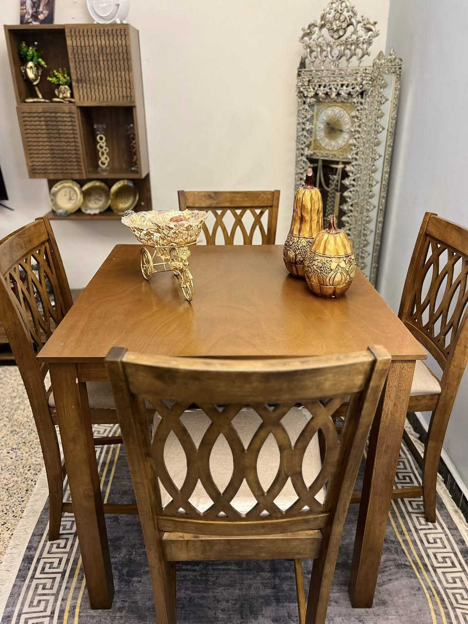 ميز طعام خشب طبيعي زان نظام بار عنوان بغداد. سعر 325 تواصل ***********
