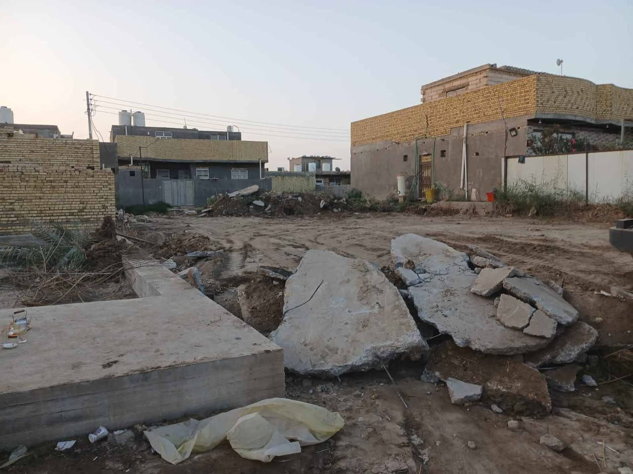 قطعة أرض للبيع المساحة 400متر في منطقة ال نياز تقع على شارعين الواجه 14 والنزال 28 عرض الشارع 8 متر تبعد عن الشارع 100 متر خدمات كهرباء ماء مدارس مولد بلمنطقه للتواصل *********** للتواصل واتساب أو ماسنجر
