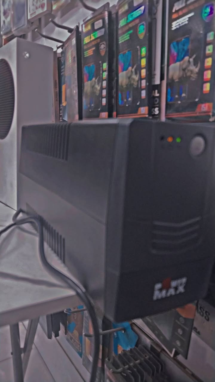 اكس بوكس سيريس اس نضيف كلش مع ملحقاته شاشه 120 افريم + جهاز UPS + يده اصليه استخدام شهر فقط سعر 450 الف وبيه مجال بكان بغداد الامين الثانيه رقم موبايل ***********
