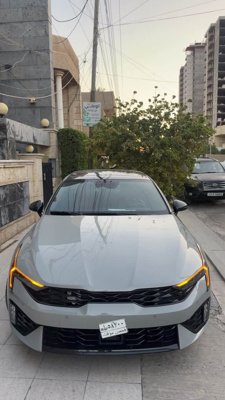 كيا  K5  موديل 2025  جيتي لاين   فول موصفات
محرك 2500 تنفس طبيعي   ماشيه 3300km بدون رقم 
حادثها بنيد تبديل وصبغ  ومقدمه الجاملغ بارد الشاصي الايسر صبغ  وهنا بلعراق صار بيه نص الجاملغ الخلفي والباب صبغ اثر شخط يم السمكري 
بغداد الكرخ الغزاليه السعر 14500 وبيه مجال بسيط   بيع فقط بدون مراوس ***********

