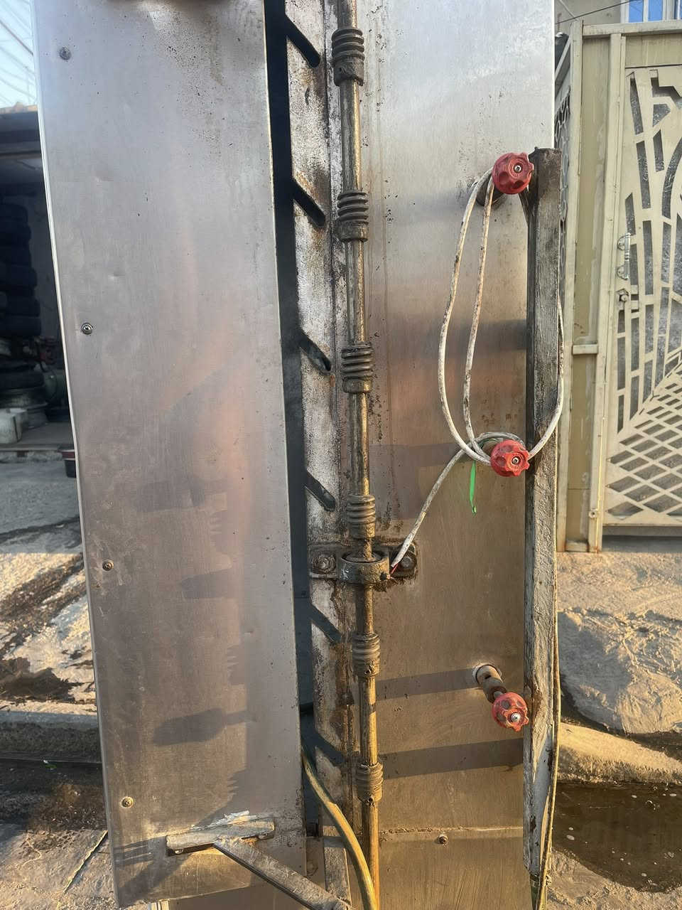 سلام عليكم شوايه ام ست شياش مستعمله نضافته 90 بل ميه شغاله من كلشي سعره 225 الف قفل مكاني حي العامل 
***********
