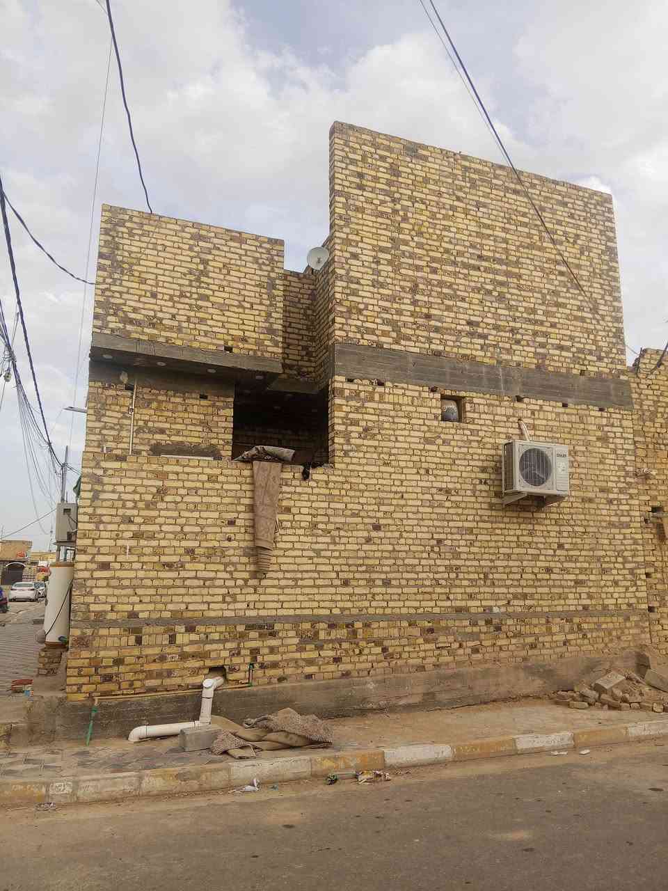 بيت لبيع في حي زهور قرب ثلاث مدارس زينبيه ونازك الملائك
وعداديه اصاله 
مساحه البيت 112متٌر آلواجه 8 ونزال 14
يتكون من طابقين طاب الاول استقبال ومطبخ وصاله وغرفه نـوم حمامات داخليه وخارجيه طابق ثاني هيكل تـاريخ الناء 2024/رقم ***********
