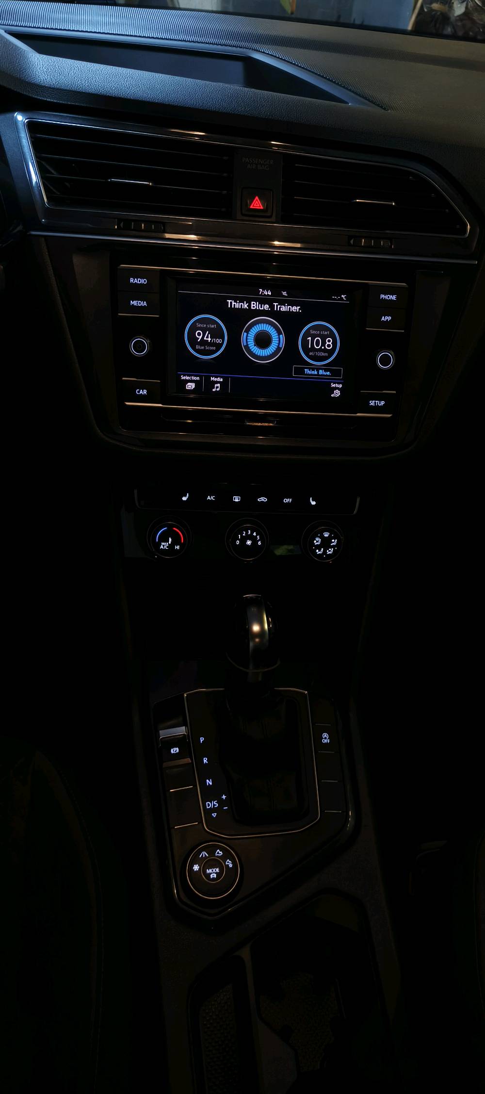 🚗 للبيع: فولكس واجن تيغوان TIGUAN S موديل 2019 🇮🇶🇨🇦
وارد كندي – رقم أربيل (تحويل مباشر بنفس اليوم)
✨ سيارة جاهزة بالكامل للاستعمال
🔧 المواصفات الفنية: • محرك 4 سلندر 2000 تيربو – قوة + صرفية ممتازة
• نظام دفع رباعي (4Motion) – مناسب لكل الطرق
• الممشى: 254,000كم
🎯 المميزات: • شاشة لمس كبيرة تدعم Apple CarPlay
• كاميرا خلفية 
• مقاعد قماش أصلية مع تدفئة (هيتر)
• مثبت سرعة (Cruise Control)
• تحكم كامل بالستيرن
• إشارات بالمرايا الجانبية
• إضاءة LED نهارية
• لون أزرق مميز ✨
📌 الحالة: • السيارة بيها ضرر (موضح بالصور)
📍 الموقع: أربيل
📞 للاستفسار: (***********/***********)