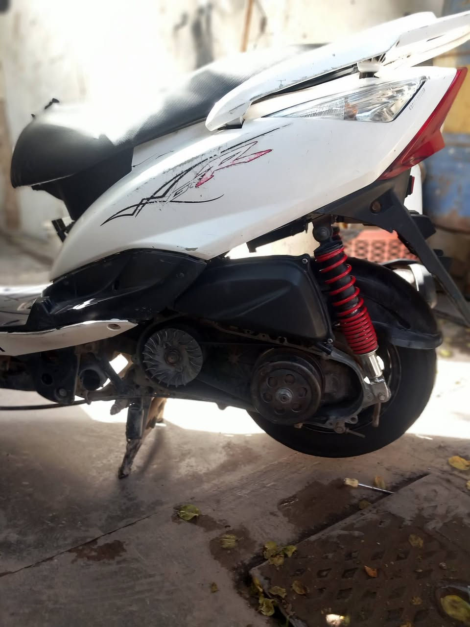 دراجة ما بيها باتري  و مكينه بيها خيط دخان دراجة ابيع كوم حديد كهربأياة كلها شغاله رايها ب300 و بيها مجال مو شراي لا يراسل بكاني شعب رقم ***********
