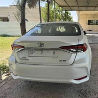 كورلا ٢٤ ساز  بانزين فقط  ماشيه ٣٣الف  ام الضمان  بيه بارد بالباب الام...