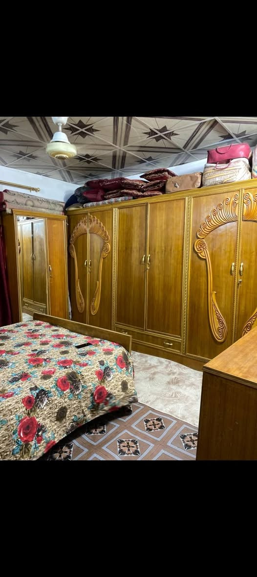 غرفة كاملة للبيع صاج من الداخل والخارج ب800 وبيها مجال للشراي
كنتور بابين +بوفيه
***********
