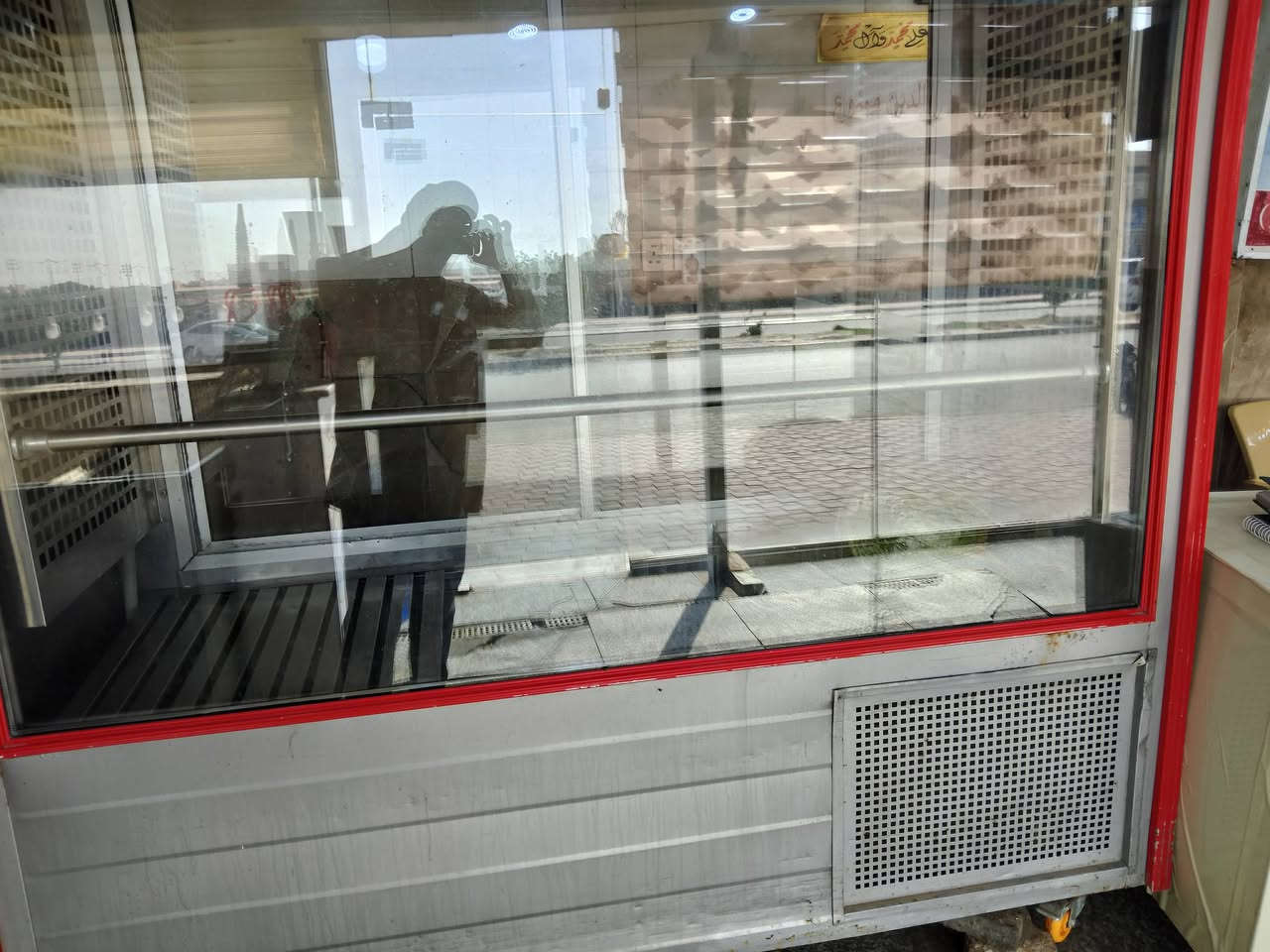سلام عليكم براد لحم للبيع سعر مليون ونص بيه مجال قليل حي التحدي مجاور صندوق الاسكان *********** بيه وتساب
