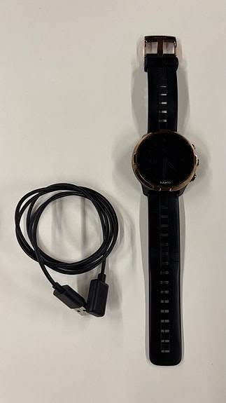 إليك أبرز المواصفات الفنية والتقنية لساعتك Suunto Spartan Sport Wrist HR: [1]
📐 التصميم والأبعاد

الأبعاد: 50 × 50 × 16.8 مم.

الوزن: 74 غرامًا.

مادة الإطار (Bezel): فولاذ مقاوم للصدأ (Stainless Steel).

مادة الزجاج: كريستال معدني (Mineral Crystal).

جسم الساعة: بولي أميد مدعم بالألياف الزجاجية.

الحزام: سيليكون متين ومريح للمعصم. 

🖥️ الشاشة والواجهة

نوع الشاشة: شاشة ملونة تعمل باللمس مخصصة للأنشطة الخارجية.

الدقة: 240 × 240 بكسل.

التحكم: تدعم اللمس بالإضافة إلى 3 أزرار جانبيّة ميكانيكية للتحكم السريع أثناء التمرين. [1, 2]

🔋 أداء البطارية (في أوضاع مختلفة)

الوضع الذكي (اليومي): تدعم تتبع النشاط اليومي وضربات القلب على مدار الساعة.

وضع التدريب مع GPS (أعلى دقة): يصل إلى 8 ساعات.

وضع التدريب الموفر للطاقة (GPS Good): يصل إلى 12 ساعة.

وضع التوفير الأقصى للبطارية: يصل إلى 30 ساعة. [1, 2, 3, 4]

🏃‍♂️ الميزات الرياضية والصحية

المستشعرات الخلفية: مستشعر بصري (Optical HR) من شركة Valencell لقياس نبضات القلب مباشرة من المعصم.

الأنظمة المدعومة: نظام ملاحة وتتبع متطور يعتمد على GPS و GLONASS.

الأنماط الرياضية: تدعم أكثر من 80 وضعًا رياضيًا مختلفًا (مثل الجري، السباحة، ركوب الدراجات، والترياتلون).

مقاومة الماء: مقاومة تامة للماء حتى عمق 100 متر (مناسبة للسباحة والغوص السطحي).

الاتصال: تقنية Bluetooth الذكية لربط الساعة بالهاتف واستقبال الإشعارات وتحديثات النظام

#راسلني خاص وتدلل


**إذا كنت صاحب هذا الإعلان وتريد حذفه لأي سبب، رجاءا أرسل رسالة إلى الدعم الفني**
