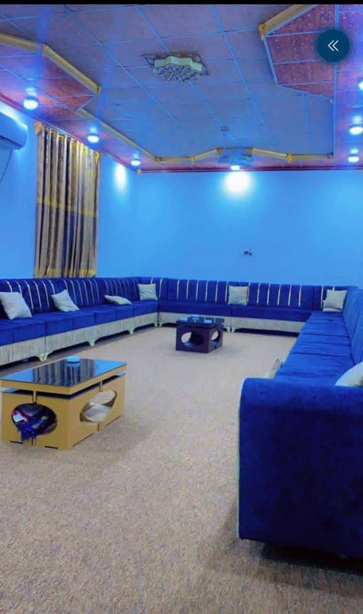 البيت جاهز ترميم جديد ماء كهرباء صبغ سقوف ثانويه كله جديد يحتوي على 5 منام حمامات خارجيه وداخليه ترك خلف البيت كراج جبير + صالتين وحده استقبال والثانيه موزع على الغرف ديوان مساحه 10*5 العنوان الزبير خلف المعارض منطقه كلش حلوه وهدوء البيت على شارع تبليط ركن السعر 85 (***********)
