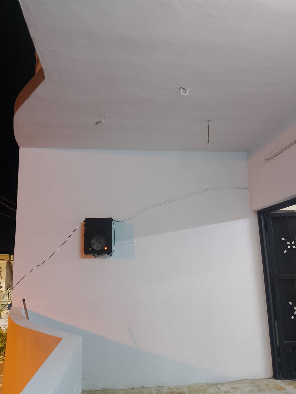 دار للايجار 
نظيف جدا
طابق ثاني معزول تماما
 العنوان 
حي الخضراء ....
خلف مول حفتابازاري كركوك 
مول كركوك الاسبوعي

المساحه 175متر
بناء حديث 2020
غرف نوم عدد 2 (4× 5)
غرفه ضيوف كبيره( 4×6)
صاله داخليه كبيره
بيتونه كبيره
بلكونه كبيره 
مغاسل حمام وتواليت سراميك 
مطبخ سراميك 
ارضيه البيت كلها كاشي موزايك
شبابيك و ابواب VBC
البيت  عليه ادامه كامله من صبغ وكهربائيات...الخ 
يوجد فيه خط مولده 
 الكهرباء والماء معزوله
سخان وماطور ماء مع تانكي عدد 2 كبيران
السعر 300 قغل
مطلوب عائله صغيره
ويفضل ان يكون موظف
اتصال بالرقم***********
مكتب عقارات كركوك الذهبي
