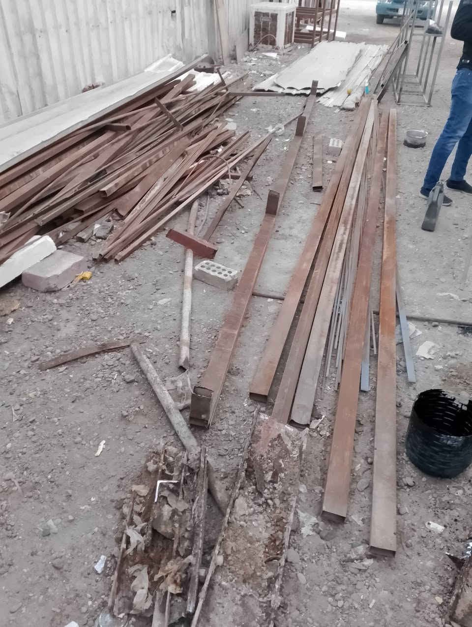 للبيع شخاطات بيهن تقريبا 15 روطه مليم ونص مستخدم المتر ع 3 وجينكو ثقيل وخفيف الخفيف ب 12مستخدم والثقيل ع20 عنوان بغداد شهداء البياع ***********
