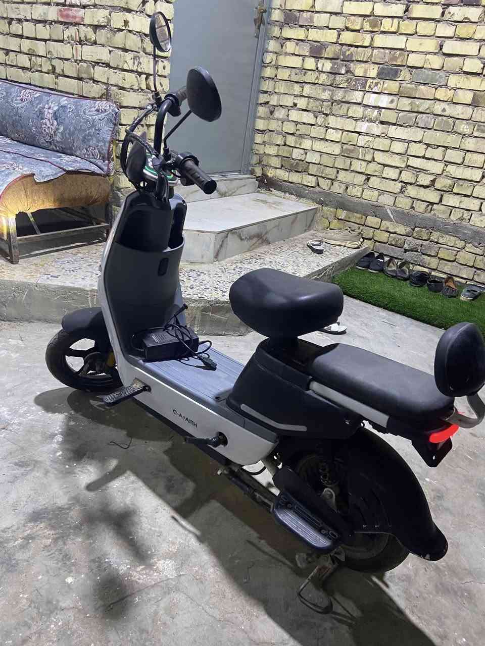 السلام عليكم دراجة كهربائية حجم صغير 4 بطاريات الكفات موجودة استخدام سنه واحدة فقط المداكر مصبوغة من وردي لاسود مقشر الصبغ شوي سرعة 35 مشكلة بسطية بتبديل السرع و الرجل بيها مكسورة بس موجودة موضح كلشي بالصور  موقع البصرة مطيحة مقابل جامع الاجبال السعر 230 وبيها مجال. ***********
