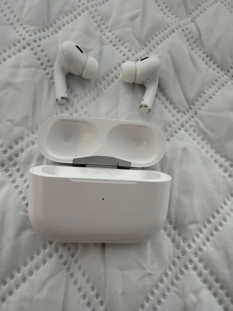 اير بود برو الجيل الثاني
الأصلية من شركه ابل
بدون كارتونه
وكدامكم الرقم التسلسلي  والضمان وتكدر تبحث عنه 
وهذا هنا من موقع ابل تاريخ الشراء والتفاصيل والضمان
وتكدر تبحث عنه بموقع ابل 
السعر 120 الف


**إذا كنت صاحب هذا الإعلان وتريد حذفه لأي سبب، رجاءا أرسل رسالة إلى الدعم الفني**