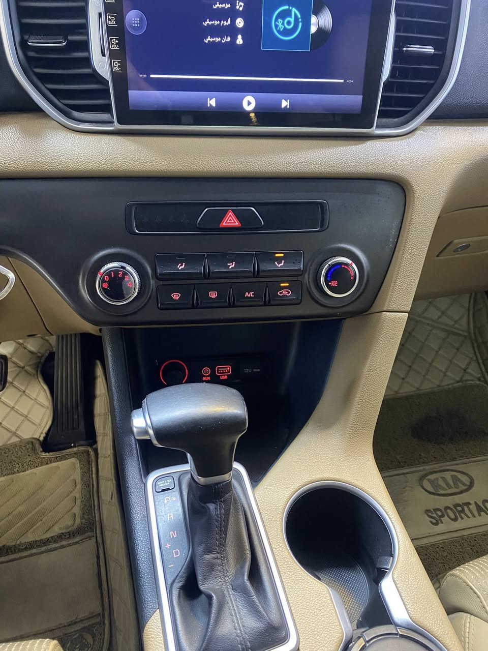 السلام عليكم كيا سبورتج للبيع موديل ٢٠١٧ رقم شمالي السياره مكفوله كفاله من الصبغ والبارد كير ومحرك ممتاز ماشيه ٦٢ الف كيلو متر فقط بيهه رصعتين وشخوط بسيطه من جهه وره السائق تحكمات ستيرن حساسات امامي وخلفي السياره باسمي وتحويل ثاني يوم السعر ١٧٨ وبيي مجال للاستفسار الاتصال على الرقم *********** محمد ابو حسن السياره موجوده بغداد منطقة المشتل
