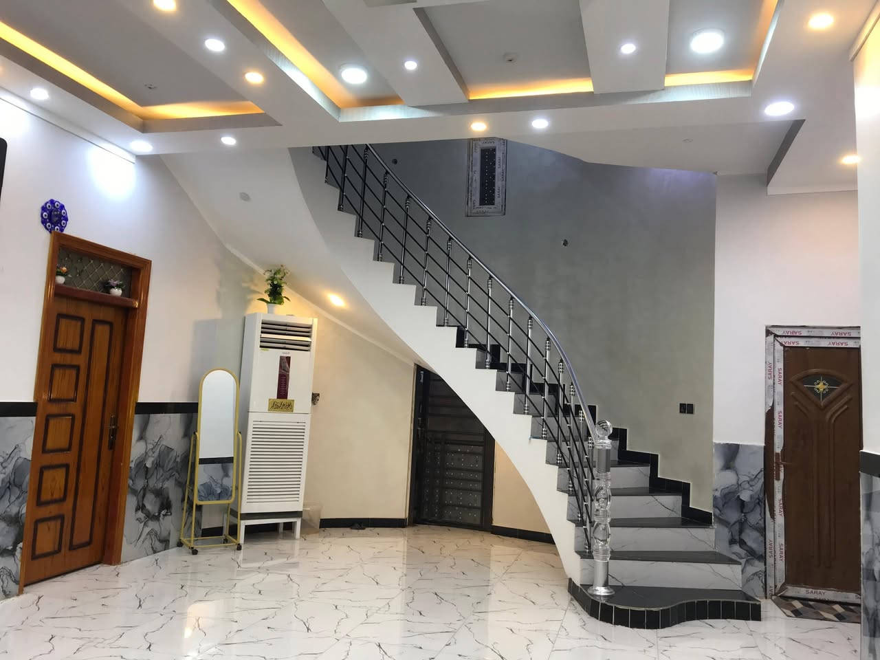 يا الله توكلنا على الله
للبيع بيت طابقين طابوك كونكريت ع ساحه البيت مساحه 200 متر موقع البيت علئ ساحه

المكان الموحيه مقاطعه 40 شارع جاي يصبون بي

متكون من 4 غرف نوم وصالتين وداونيه ومطبخ 

بنا حديث فول مواصفات *********** واتساب

السعر 360 وبيه مجال  البيت مطلوب اسكان 50 مليون يستقطع من المبلغ الكلي بيت تحفه فنيه 

ممكن متابعه للقناة الواتساب ليصلك كل ماهو جديد ويخص العقار 

https://whatsapp.com/channel/0029Vb7cgpDDuMRaptu2gW27
