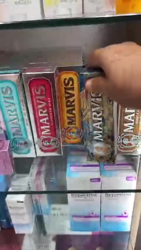 🦷 MARVIS Toothpaste 🇮🇹💯
وصل لترند 🥰أكثر من مجرد معجون أسنان!اكتشفوا الفخامة الإيطالية في العناية بالفم مع Marvis، حيث تلتقي النكهة الغنية بالتنظيف العميق لتجربة لا تُنسى يومياً.

🦷🪥معجون اسنان المشاهير🪥🦷
💎 فوائد معجون الأسنان مارڤيس:
✔️ تنظيف عميق ولطيف
تركيبته الغنية بالكالسيوم والسيليكا تزيل البلاك وتترك الفم منتعشًا بدون تهيّج.
✔️ تبييض طبيعي للأسنان
يساعد في إزالة التصبغات السطحية بفضل خصائصه المبيّضة الخفيفة دون الإضرار بالمينا..
✔️ يحارب رائحة الفم الكريهة
تركيبة قوية تدوم لساعات، وتترك أنفاسك منعشة بثقة.
✔️ خالٍ من البارابين والفلورايد الصناعي. 
✔️يستخدم مرتين في الأسبوع 
✔️يزيل تلون الأسنان الناتج عن التدخين والشاي والقهوة..
✔️يحارب تكون الجير وطبقة البلاك..
✔️يمنع تسوس الأسنان..
✔️يعزز صحة اللثة ..
✔️قوي على على الترسبات و الميكروبات  و يعمل على تنظيف اللثه دون التسبب في حدوث تهيج... 

✅النكهات :- 
البرتقالي (الزنجبيل والنعناع) 
البنفسجي (الياسمين والنعناع) 
الرصاصي (النعناع فقط) 
الاحمر (القرفة الحلوة والنعناع) 
الوردي (الورد البلغاري والنعناع) 
الاخظر (النعناع القوي) 
السمائي (النعناع الحلو والبارد) 
الأسود (عرق السوس والنعناع)
#الاصلي المنشأ إيطالي 🇮🇹 💯
🚘يوجد خدمة توصيل لجميع محافظات العراق ٤ الاف🚘


**إذا كنت صاحب هذا الإعلان وتريد حذفه لأي سبب، رجاءا أرسل رسالة إلى الدعم الفني**