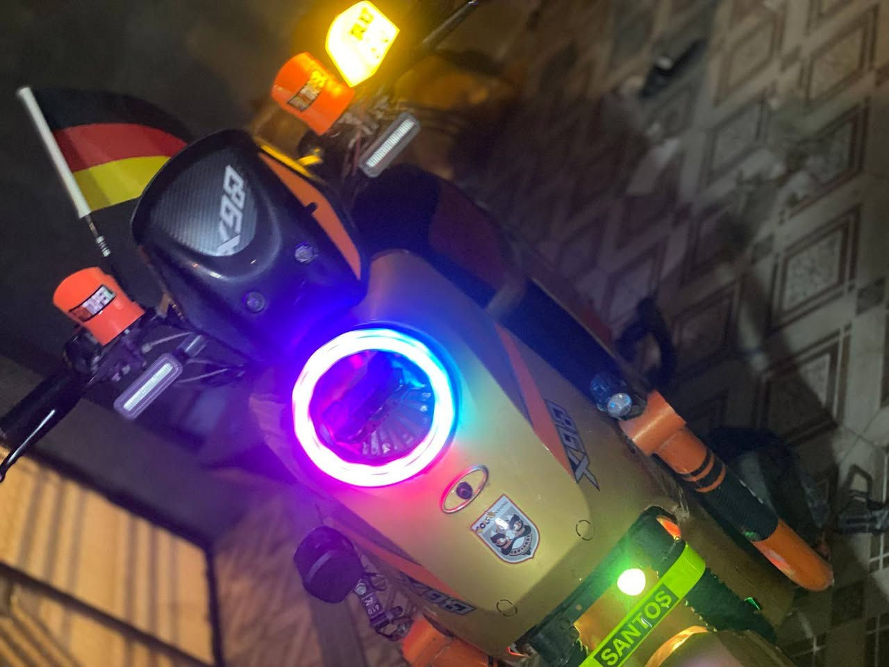 سلام عليكم دراجه للبيع 
نوع  X900 gt
تفاصيل الدراجه   
لون الدراجه مميز اصفر ذهبي 
تحتوي على بلوتوث 
تشغيل عن بعد 
لايت زنون 
خمس عدسات ناصي اصفر و عالي أبيض 
تحتوي على نشرات جانبيه 
تحتوي على درع 
عنبار رياضي 
دبلات امامي رياضي 
تحتوي على بصمه تشغيل من تشغله لتكول مشغل لاند كروز 🙃 
بطاريات خمسه كبار 
ملف  2000W يعني 🚀✈️
الدراجه مزوده من ناحيه الشكل يعني الشكل فول ومكفل 
بيه مثبت سرعه
سرعه  115 بل شاشه 
و كل هذا بس ب 475 وبيه مجال لأن بس الغراض البيه ب 100 
هذا راعيها @ فاو, البصرة


**إذا كنت صاحب هذا الإعلان وتريد حذفه لأي سبب، رجاءا أرسل رسالة إلى الدعم الفني**