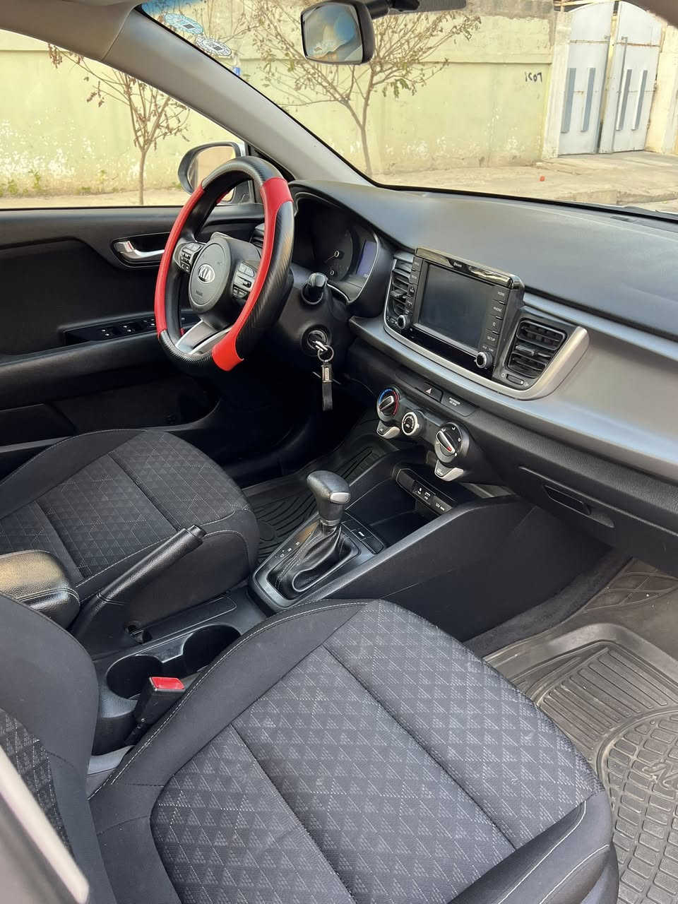 كيا ريو
موديل 2020 
ضررها فقط جاملغ امامي يسار 
سنوية ما ساقطة جاهزة شرط التحويل 
ماشيه 25 mi
كير ومحرك بشرط على وضع شركة 
مواصفات سيارة S
مثبت سرعة 
تحكمات ستيرن 
شاشة كبيره 
كامره 
كير توماتيك 
جامات كهرب 
بلوتوث 
اوكس 
تبريد ثلج 
وباقي مواصفات معروفة 
السيارة  جديده جاهزة من كل النواحي 
مكان السيارة موصل حي العربي 
للاستفسار اتصل على الرقم ***********
