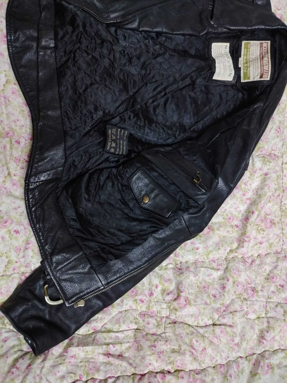 سلام عليكم اخوان عندي قمصله مالت دراجات كلاسك جلد ثخين حت من توكع متتعور لأن جلد ثخين اصليه تلبس لارج إكس لارج عادي سعرها ٥٠ الف متواجد واتساب ***********
