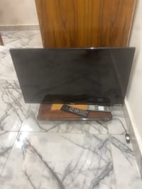شاشة نوع tokma نظامها أندرويد قديم 4.4.4  تكدر اشد عليها tv box دقتها ...