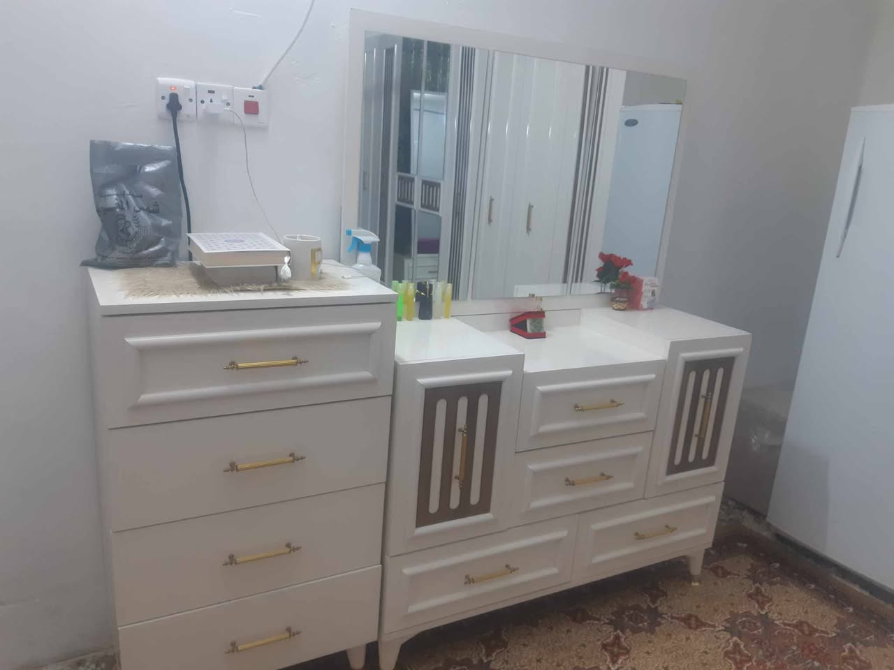 سلام عليكم
غرفة أخشاب للبيع أستخدام قليل نظافة 100%
للاستفسار الاتصال على 
***********
***********
