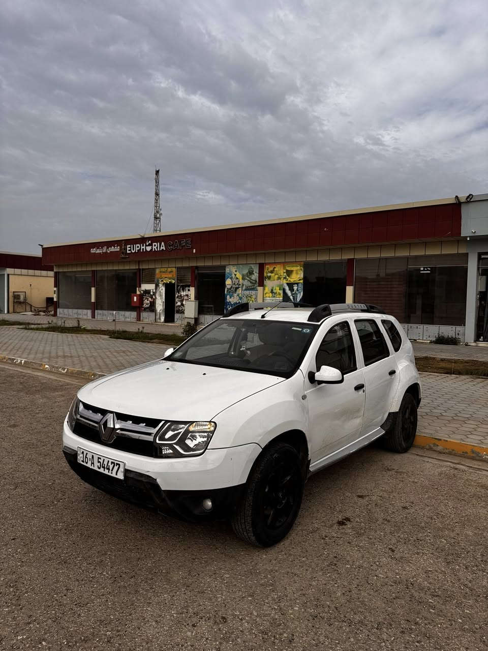 السلام عليكم
للبيع رينو داستر 2018 
مكينه كير نضيف سياره بيها مكانات صبغ وبارد 
بيها سونار وايضاً ع فحص 
هزه ومداور ورقم جديد 
ماشيه ١٣٢ k 
السعر ٨٥ وبيها مجاال 
*********** وبي واتساب 
مكان سياره الديوانيه
