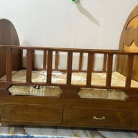 سرير طفل خشب • طاولة طعام ٦ كراسي • ديوان L أوف وايت