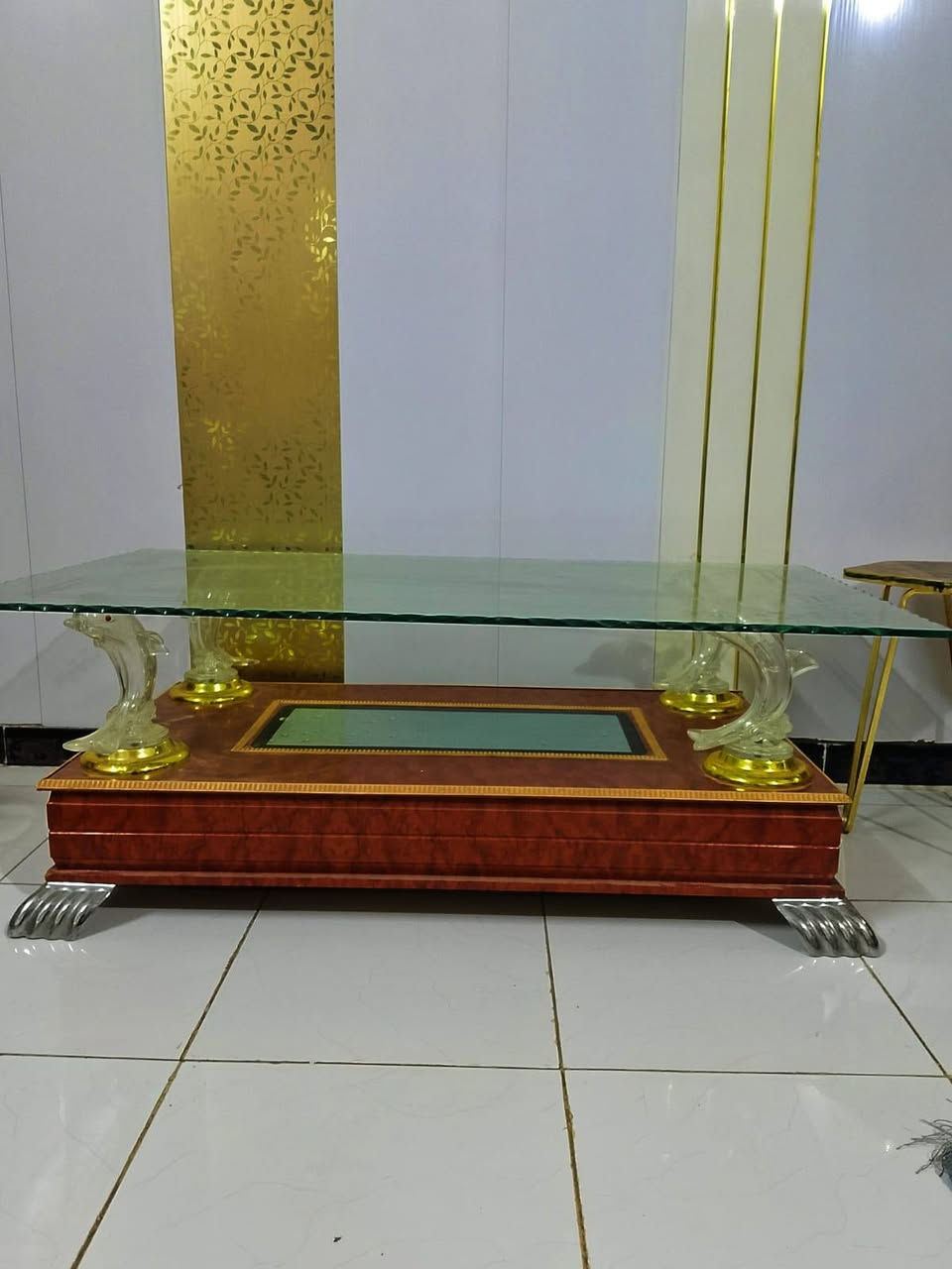 مكلفة بالنشر💥ثريات ٣ اشكال  وطاولة وسطية استعمال قليل الثريات ٤٠ الزوج والطاولة٥٠ الشراي يتصل ***********
