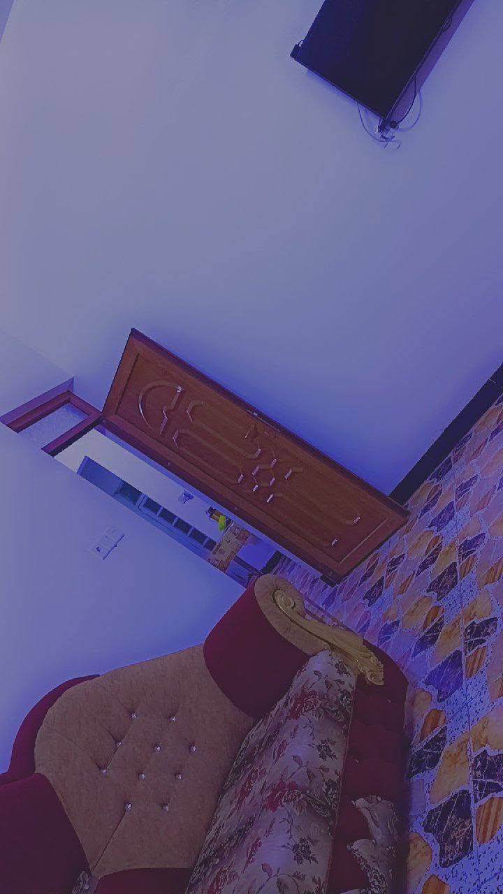 السلام عليكم بيت موقعو حي الزياده وبيه وصل بلدي هوالتبليط على اساس هل الايام يصلنا الارضيه كلها بورسلين واجه عشره وعمق 15 المساحه 150 مترغرفتين نوم واستقبا ل ومشتملات ومطبخ وحمام كامل بناء حديث اساس بادلو البيت متعوب عليه او تبليط راح يصلو  السعر 57 وبي مجال الشاري رقم الهاتف ***********
