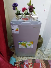 ثلاجة ٩٠لتر مصار شهر من شتريتها للبيع 07882952844واتساب