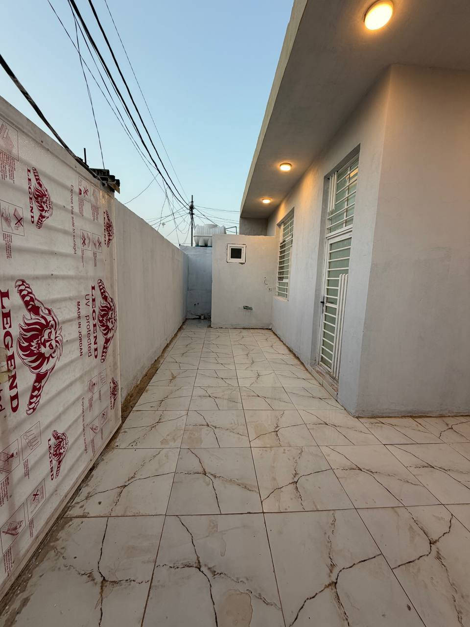 بسم الله الرحمن الرحيم
بيت للبيع مساحته 200متر
شارع 12 متر البيت فارغ جاهز للسكن
يضم غرفتين نوم واستقبال وصالة ودرج دور
ومطبح وحمامات عدد 3
البيت خلف جامعة الكفيل/مجمع بيتي
السعر 115
للاتصال ***********
