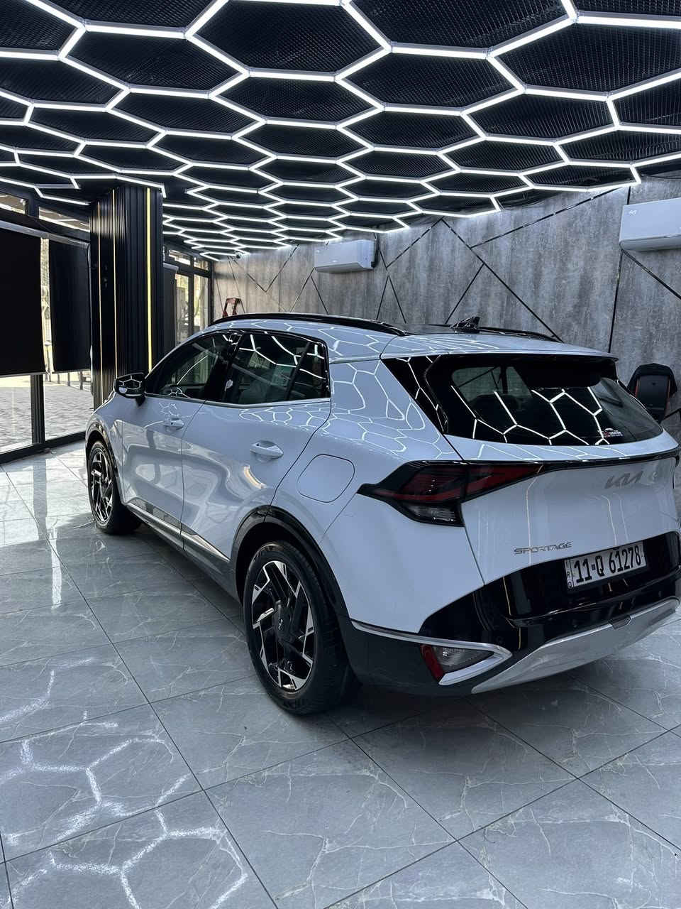 السلام عليكم اخوان عندي كيا سبورتج ٢٠٢٤ وكالة الدوليه ماشيه ١٣ الف كيلو رقم بغداد ماخذيها زيرو السياره على ايدينا مغلفه افلام حمايه بالكامل  ضمان 10 سنوات ودرع جام جلاتيني وعازل حراري الجام كله وكاعيات حوضيه درجه اولى والسياره مال البيت  الصيانه مالتها بالشركة كل ٥٠٠٠ كيلو تبديل  دهن وبعدها تحت الضمان   السعر  ٣٨ مليون وبيها مجال *********** متوفر واتساب
