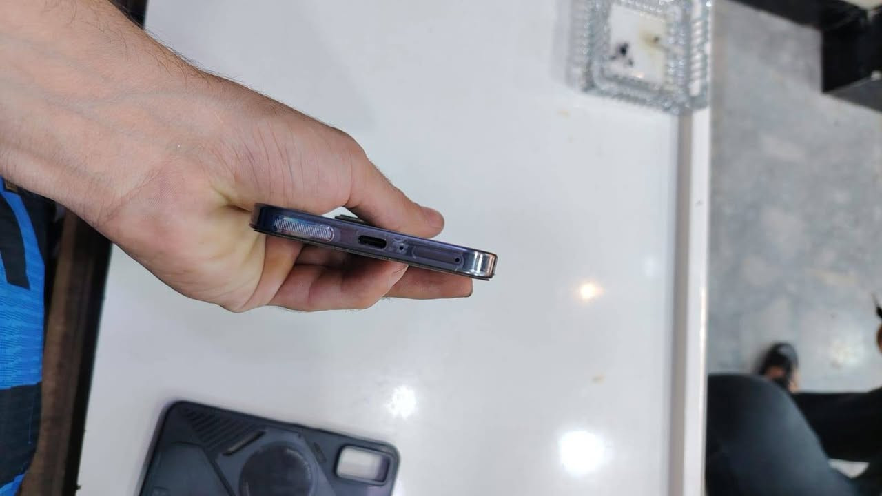 المميزات:

الشاشة
النوع: AMOLED
الحجم: 6.78 بوصة
الدقة: 1.5K (1224 × 2720 بكسل)
معدل التحديث: 144 هرتز
سطوع الذروة: حتى 1100 شمعة
معدل استجابة اللمس: 2160 هرتز
الحماية: زجاج Gorilla Glass 7i

الأداء
المعالج: MediaTek Dimensity 8350 Ultimate (معمارية 4 نانومتر)
وحدة المعالجة الرسومية: ARM Mali-G615 MC6
نظام التشغيل: Android 15 مع واجهة XOS 15

الذاكرة والتخزين العشوائي:
الذاكرة العشوائية (RAM): 12 جيجابايت
التخزين الداخلي: 256 جيجابايت

الكاميرات
الخلفية:
الأساسية: 108 ميجابكسل (زاوية واسعة)
الثانوية: 8 ميجابكسل (زاوية فائقة الاتساع)
فلاش LED مزدوج
تصوير فيديو بدقة 4K بمعدل 60 إطارًا في الثانية

البطارية والشحن
السعة: 5500 مللي أمبير
الشحن السلكي: 45 واط
الشحن اللاسلكي: 30 واط
الشحن العكسي السلكي: 10 واط
الشحن العكسي اللاسلكي: 5 واط

ميزات إضافية
محرك الألعاب XBoost: لتحسين أداء الألعاب
نظام تبريد VC مدعوم بالذكاء الاصطناعي: لإدارة الحرارة
شهادة TÜV Rheinland: لضوء أزرق منخفض وخلو من الوميض


**إذا كنت صاحب هذا الإعلان وتريد حذفه لأي سبب، رجاءا أرسل رسالة إلى الدعم الفني**